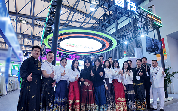 1774865392802764.png 亚游集团·ag8(中国游)官网-只為非同凡享合影1.png